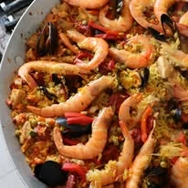 Paella española con mariscos